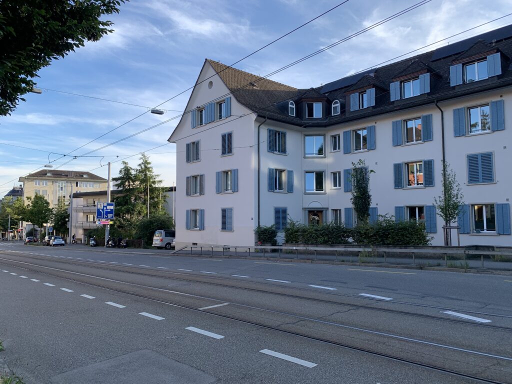 Gebäude des optimierten Nahwärmenetzes an der Hofwiesenstrasse in Zürich.